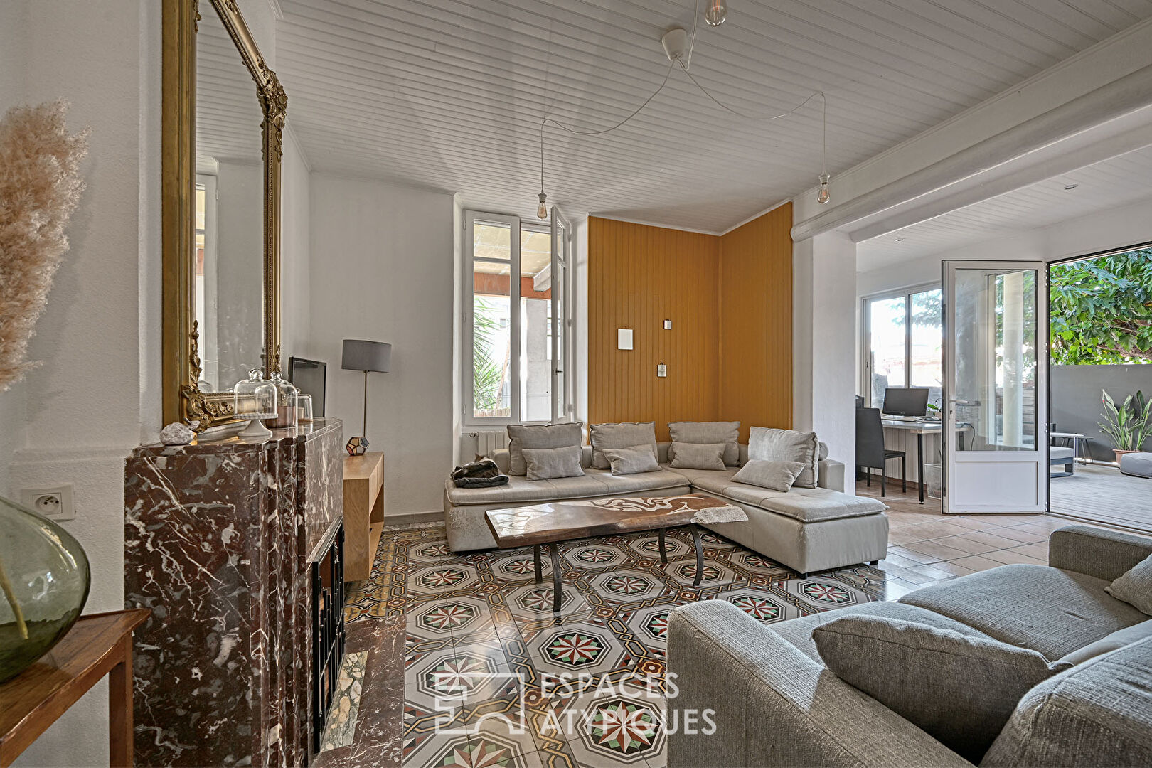 Superb apartment and its garden in town