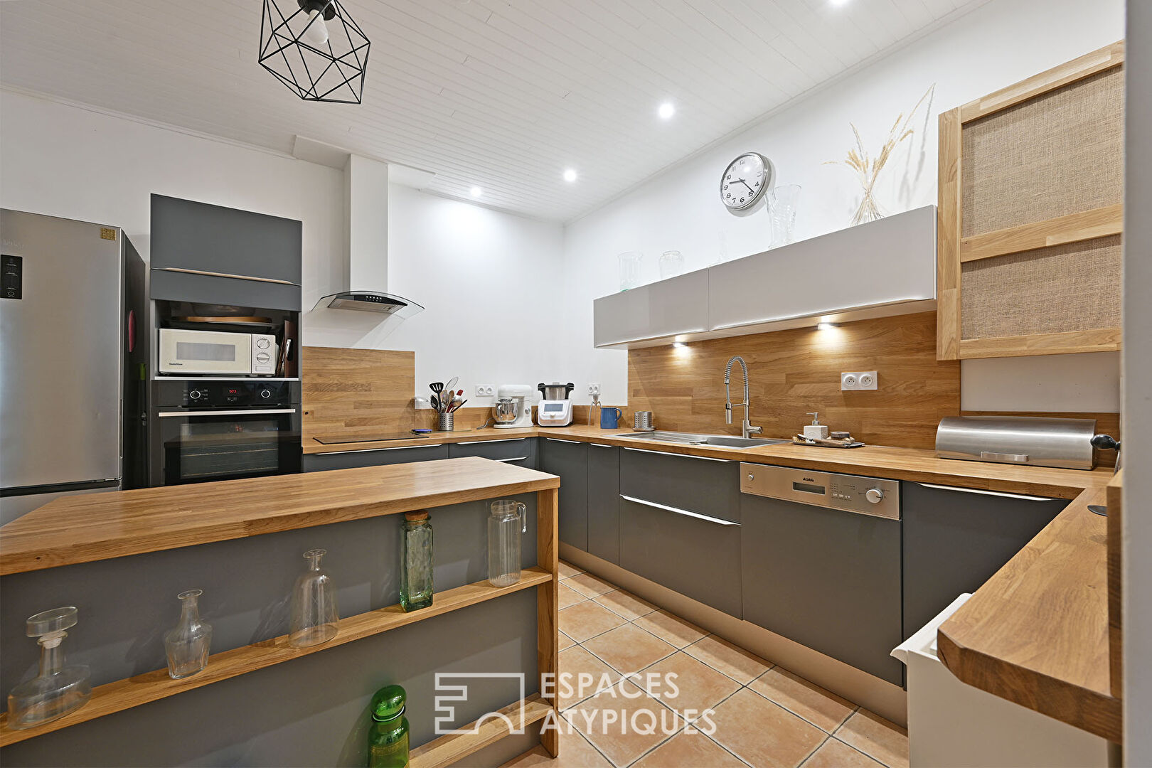 Superb apartment and its garden in town