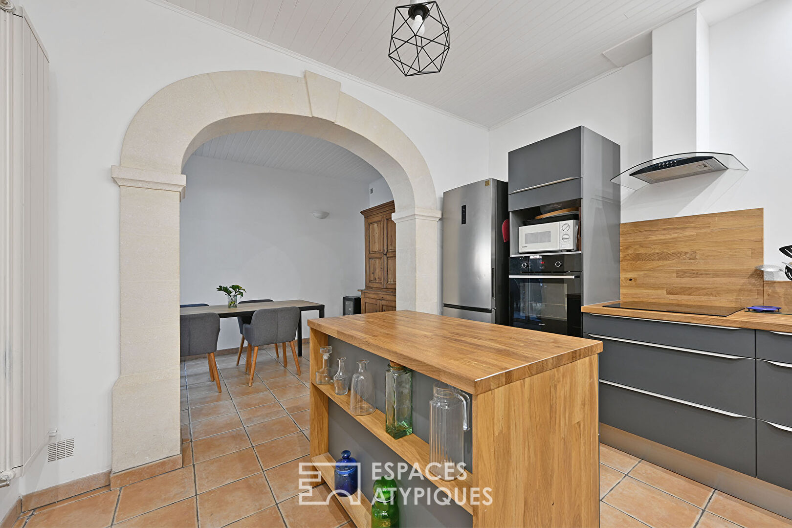 Superb apartment and its garden in town