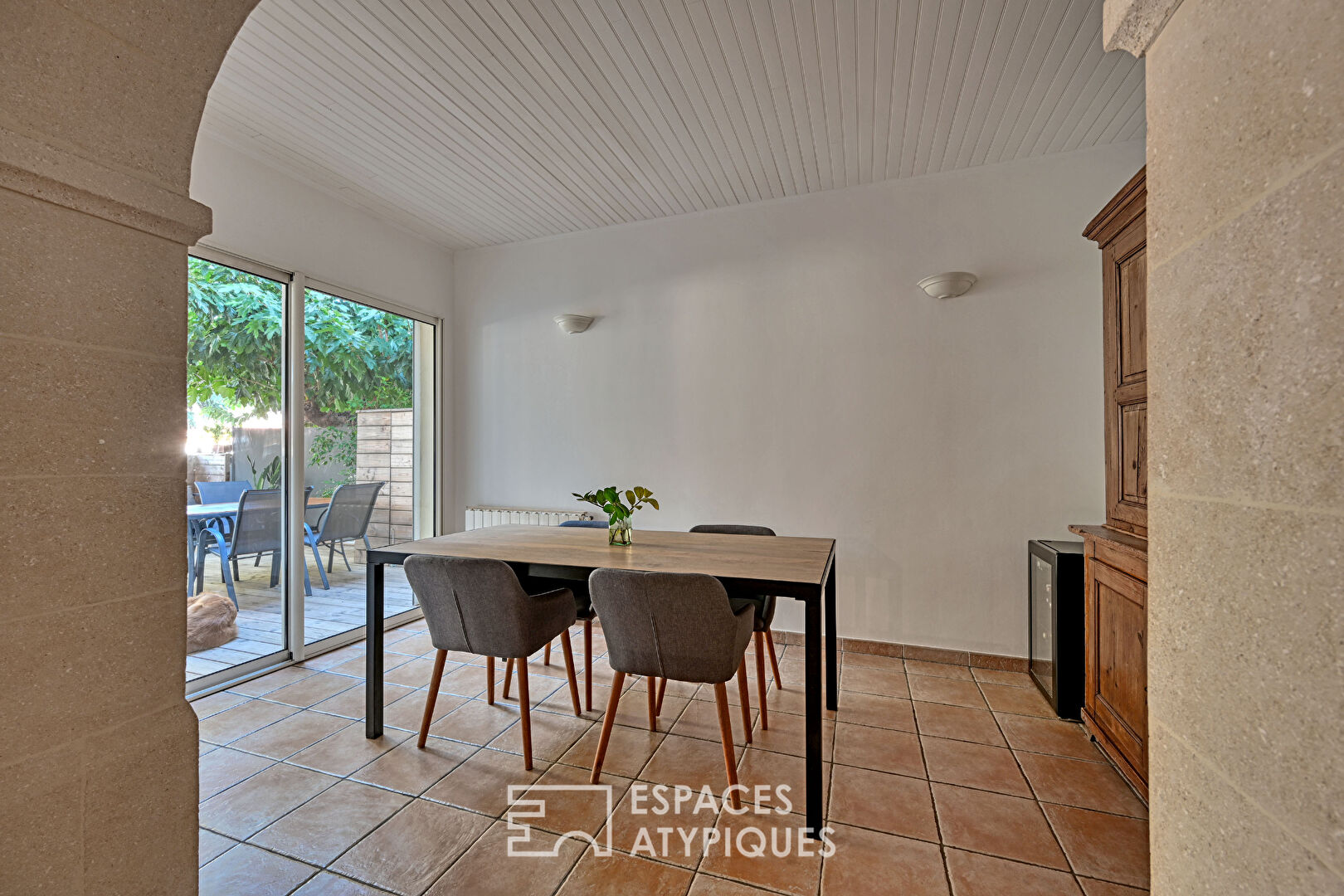Superb apartment and its garden in town