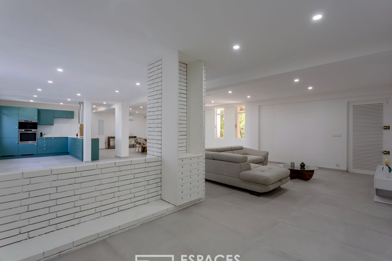 Spacious contemporary apartment with terrace and garage
