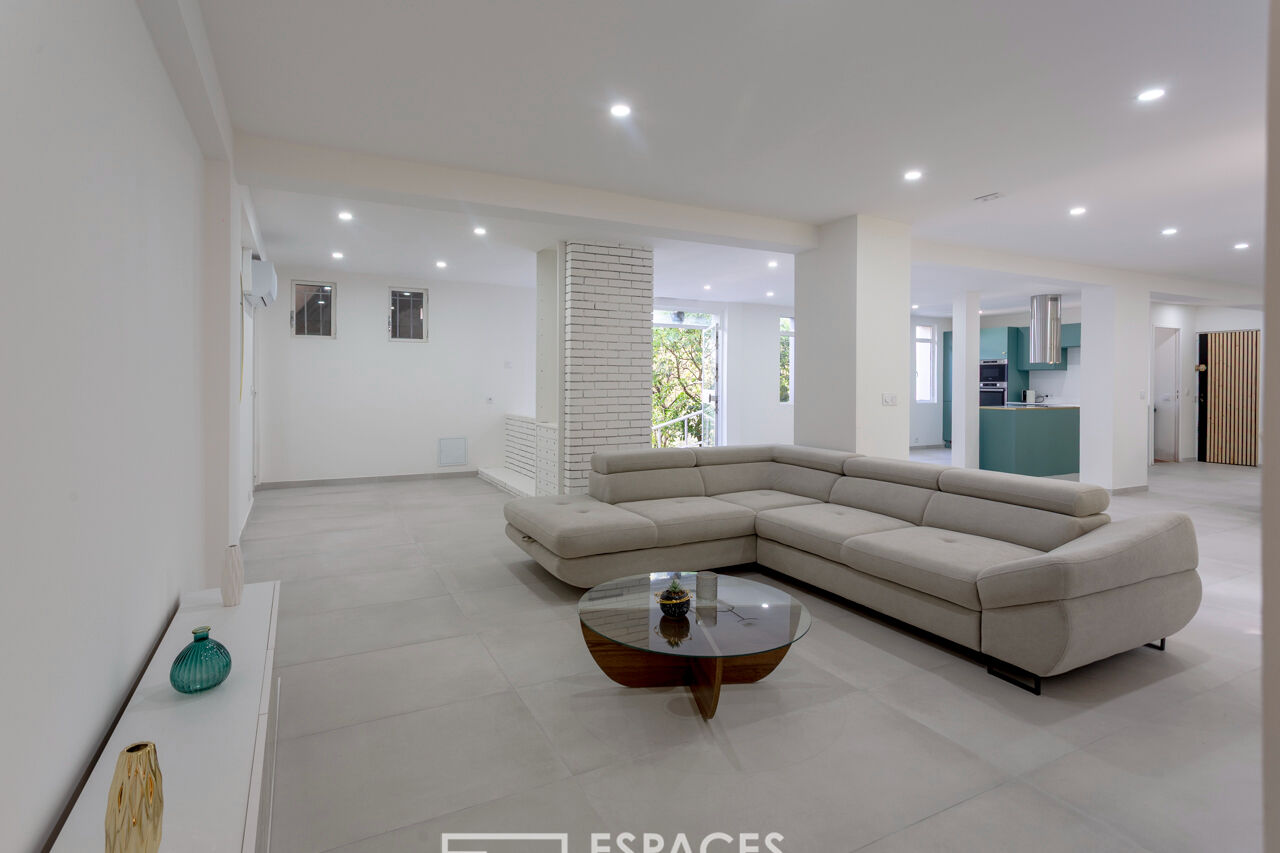 Spacious contemporary apartment with terrace and garage