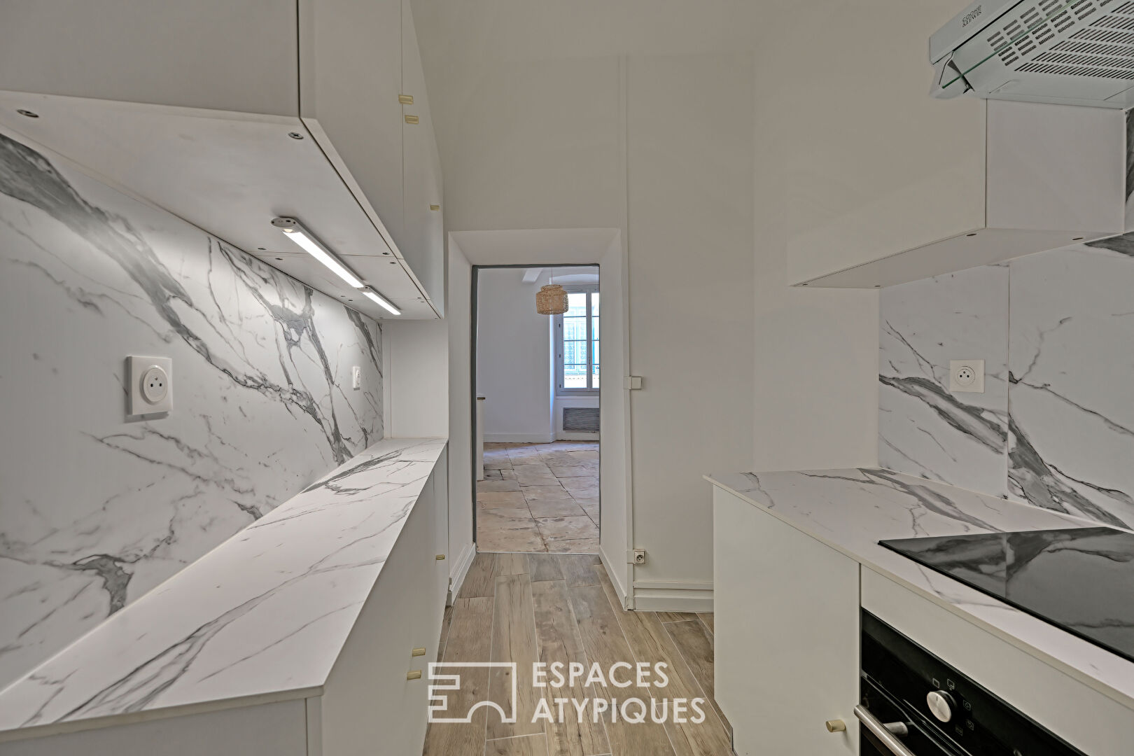 Renovated character apartment in center of Nîmes
