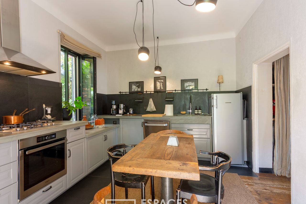 À vivre, à contempler : maison de village avec bassin proche Uzès