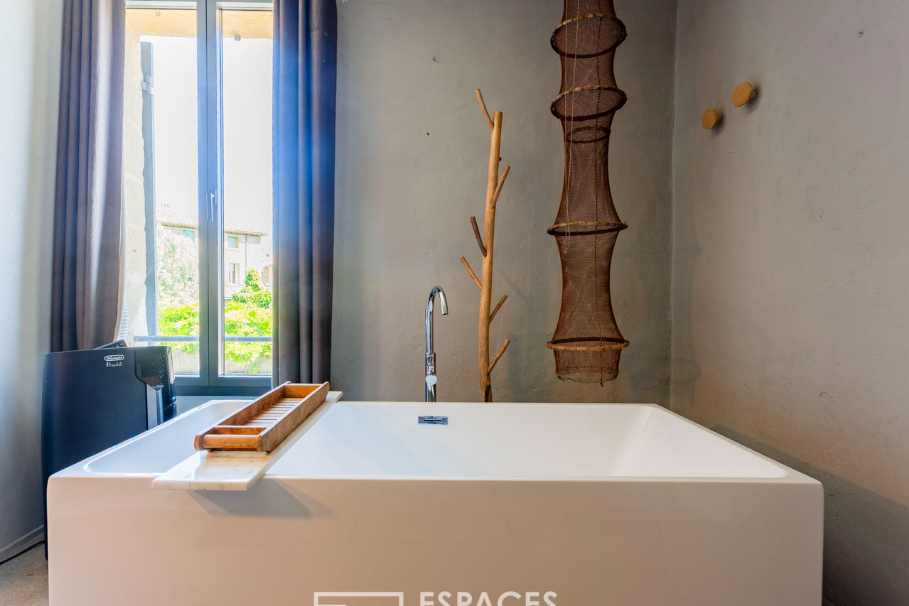 À vivre, à contempler : maison de village avec bassin proche Uzès