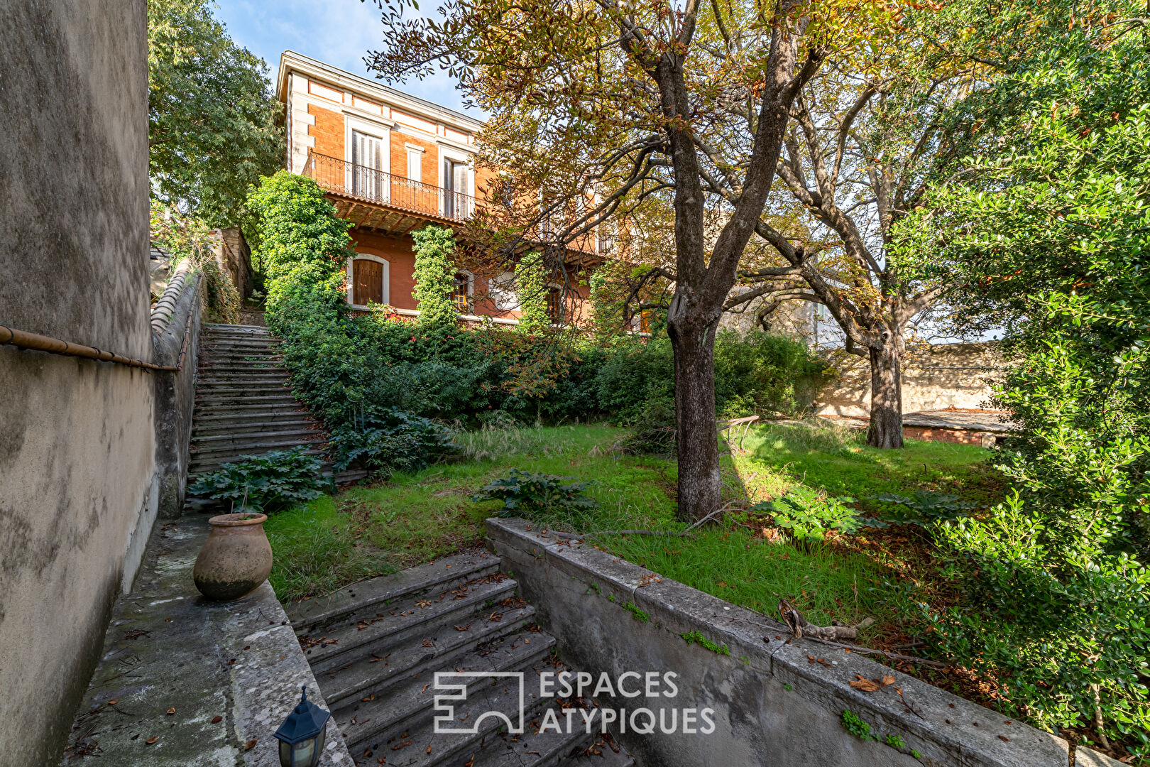 Majestic residence and its garden in town
