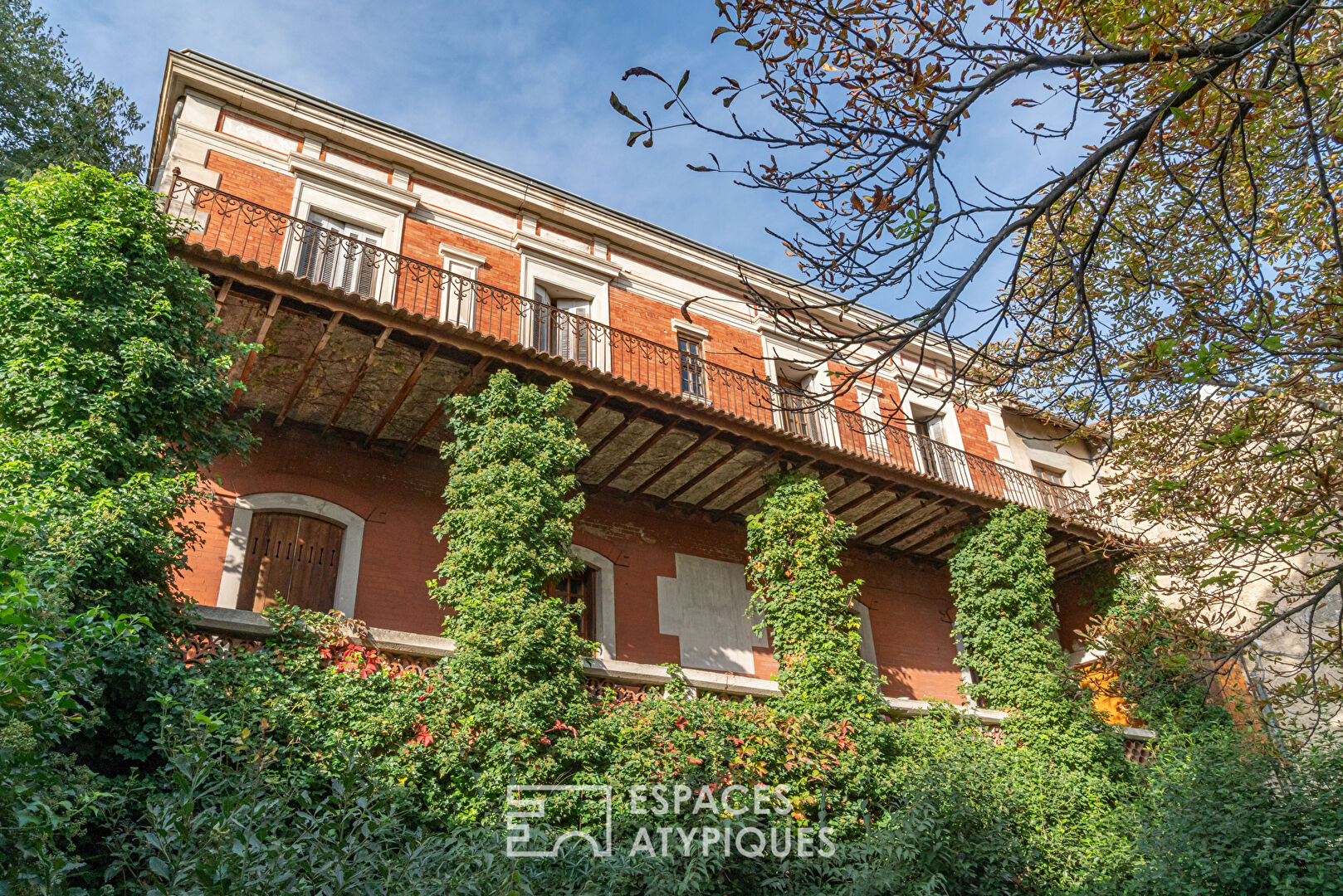 Majestic residence and its garden in town