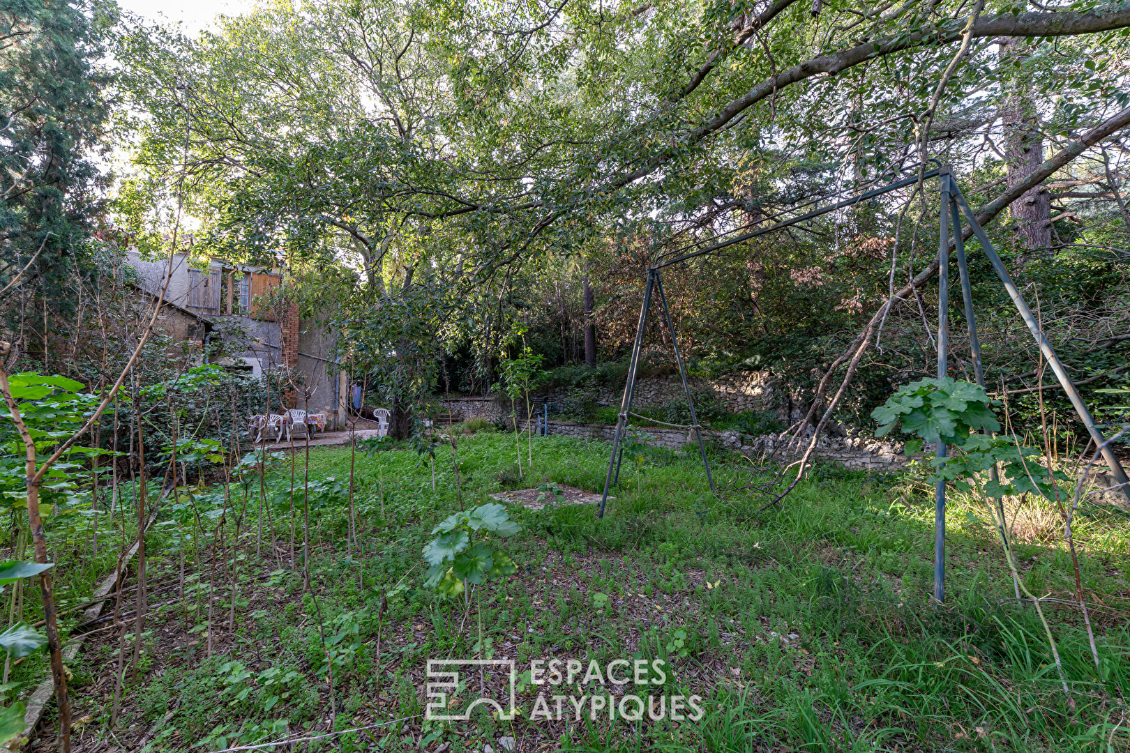 Majestic residence and its garden in town
