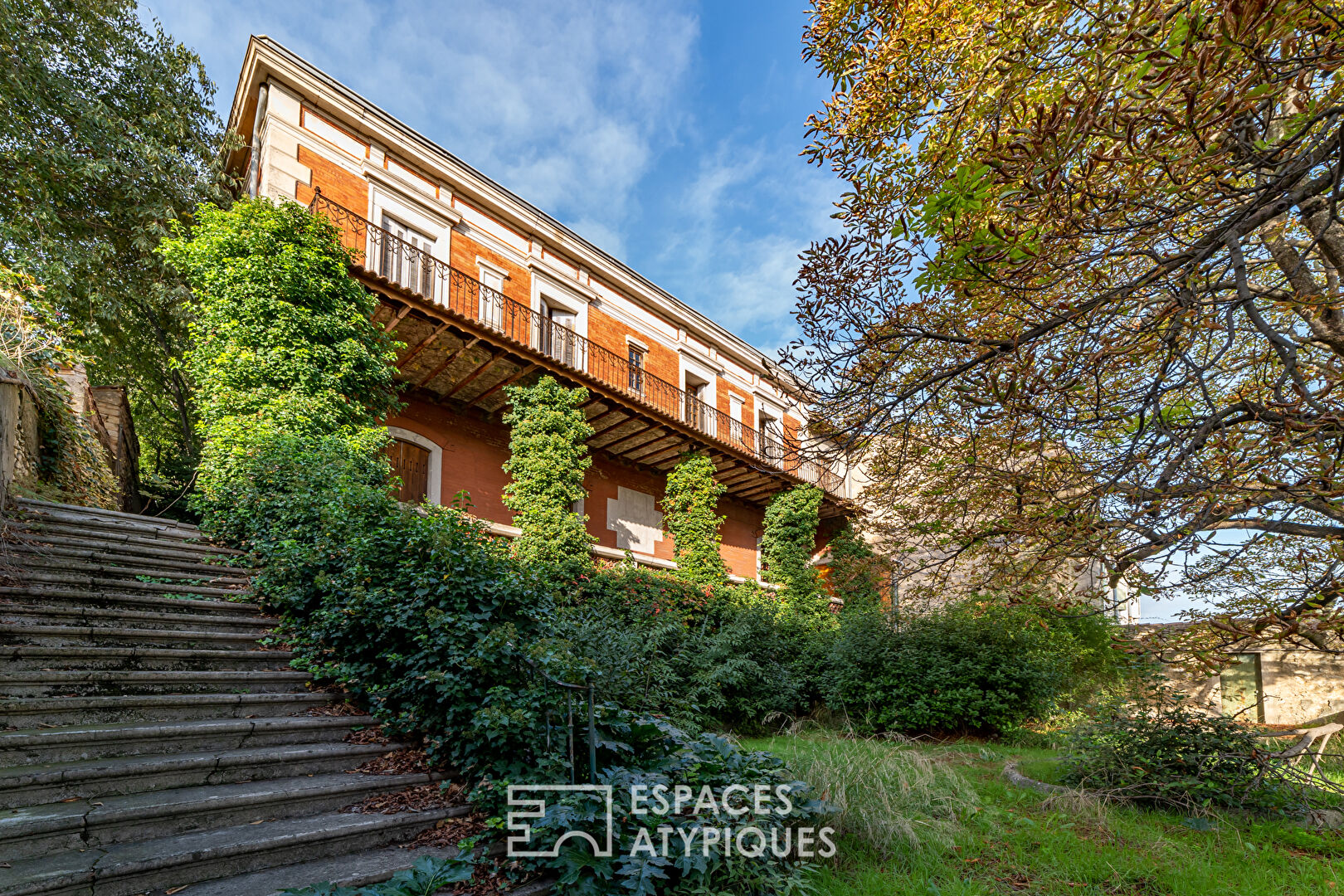 Majestic residence and its garden in town