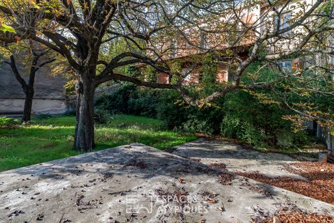 Majestic residence and its garden in town