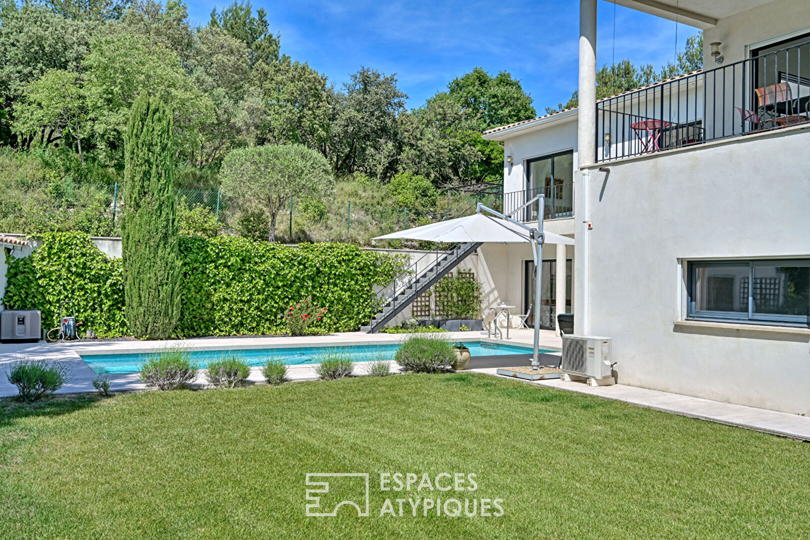 Standing, architecture et horizon, une Villa remarquable.