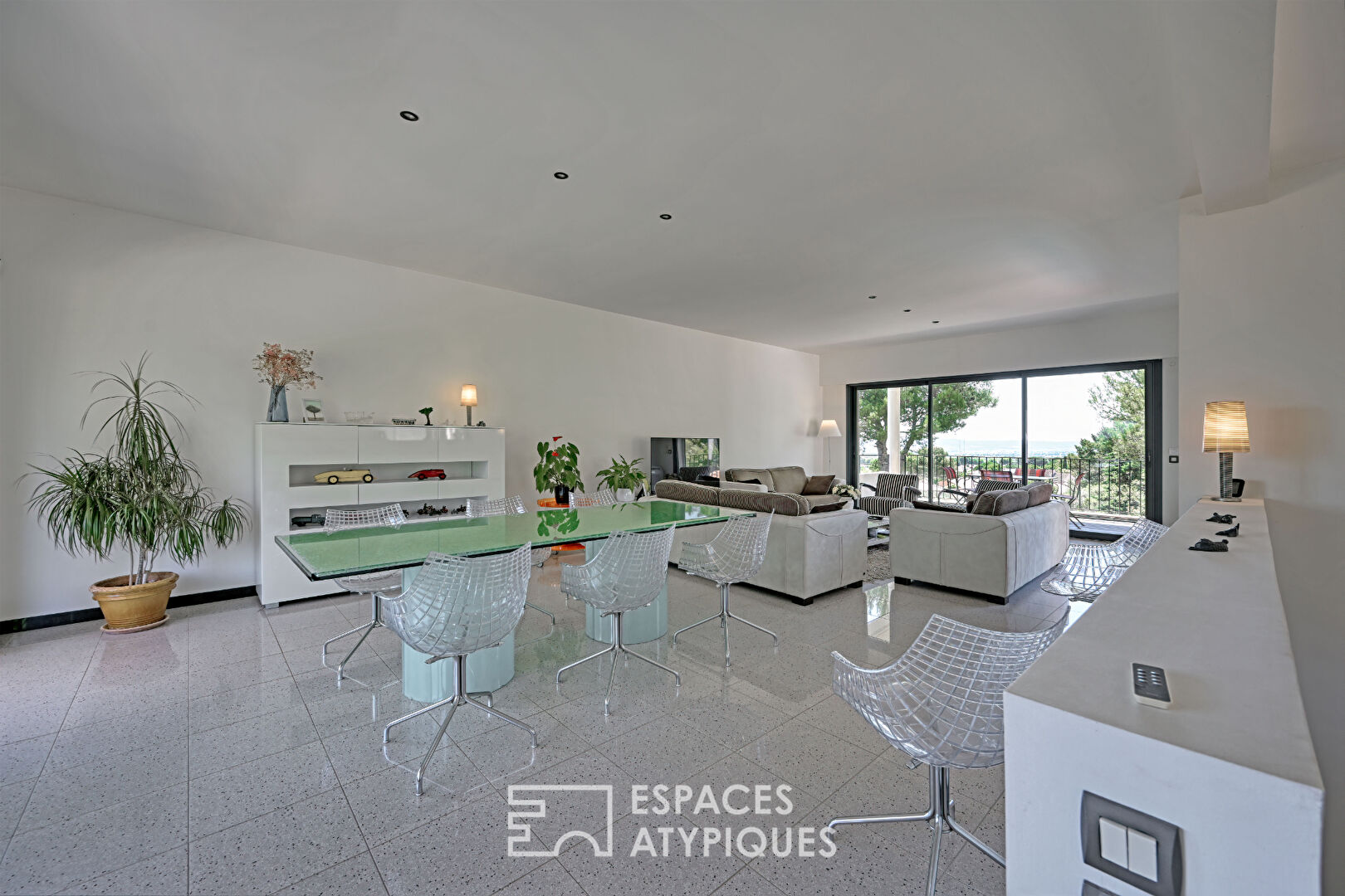 Standing, architecture et horizon, une Villa remarquable.