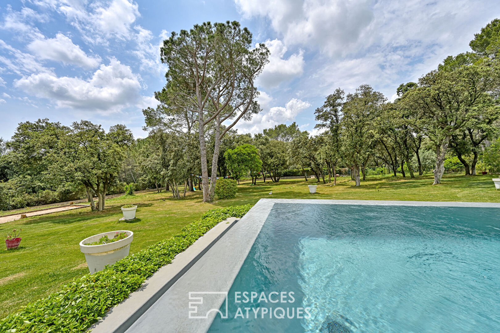 Sérénité absolue, villa de plain-pied avec piscine, spa et parc privé