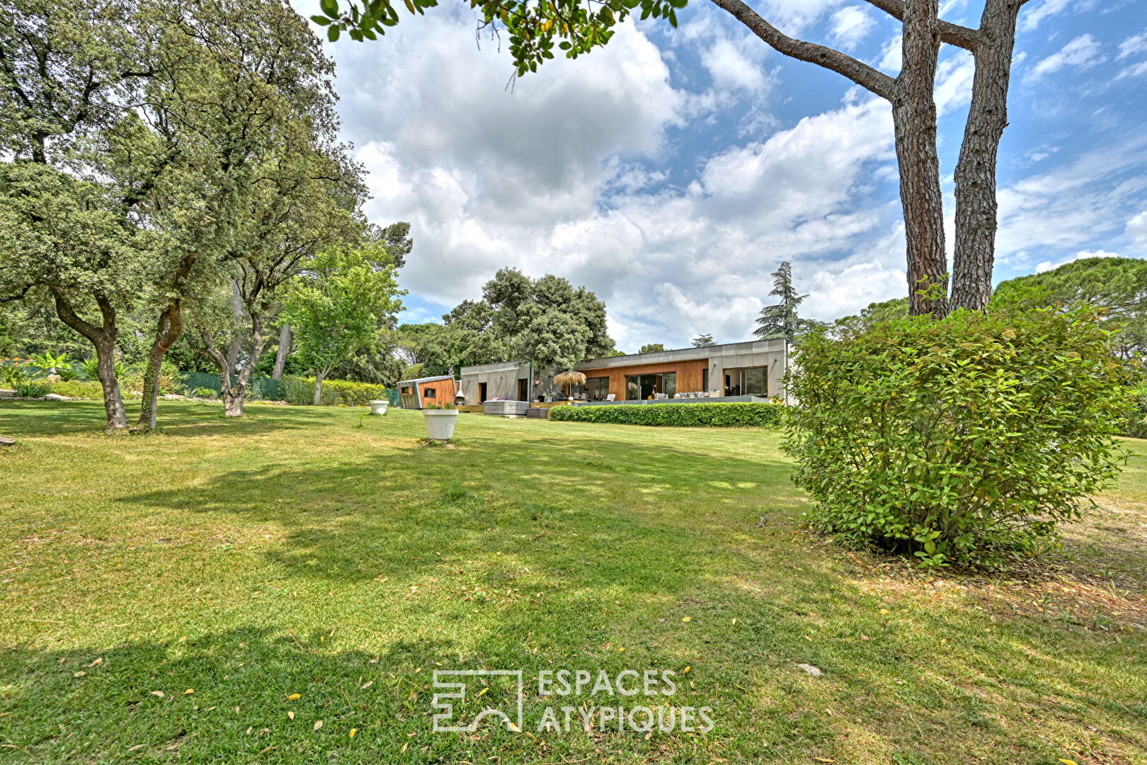 Sérénité absolue, villa de plain-pied avec piscine, spa et parc privé