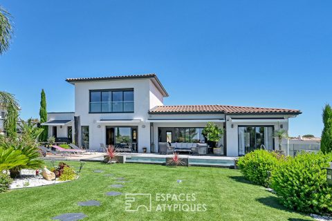 Villa contemporaine raffinée avec vue, piscine et jardin