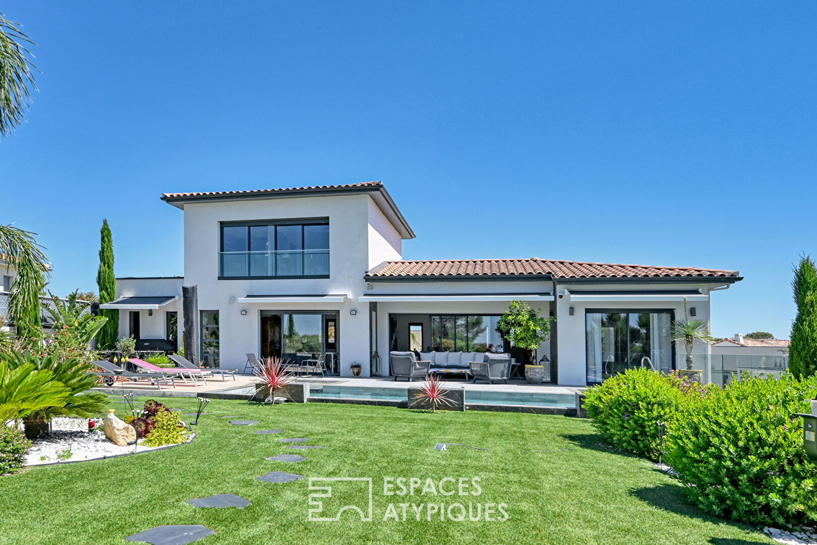 Villa contemporaine raffinée avec vue, piscine et jardin