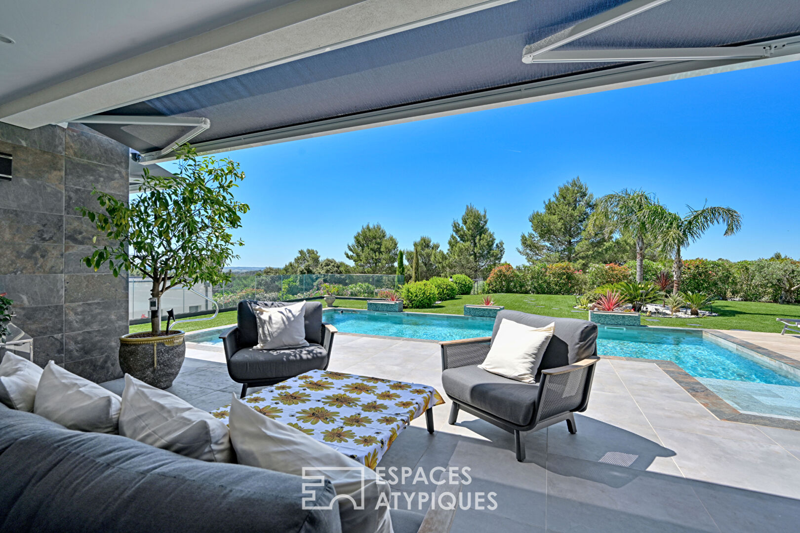 Villa contemporaine raffinée avec vue, piscine et jardin