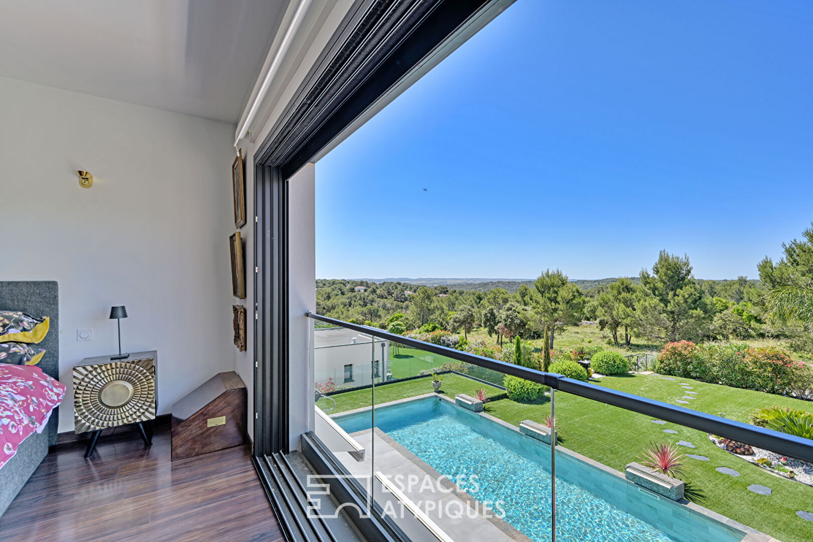 Villa contemporaine raffinée avec vue, piscine et jardin