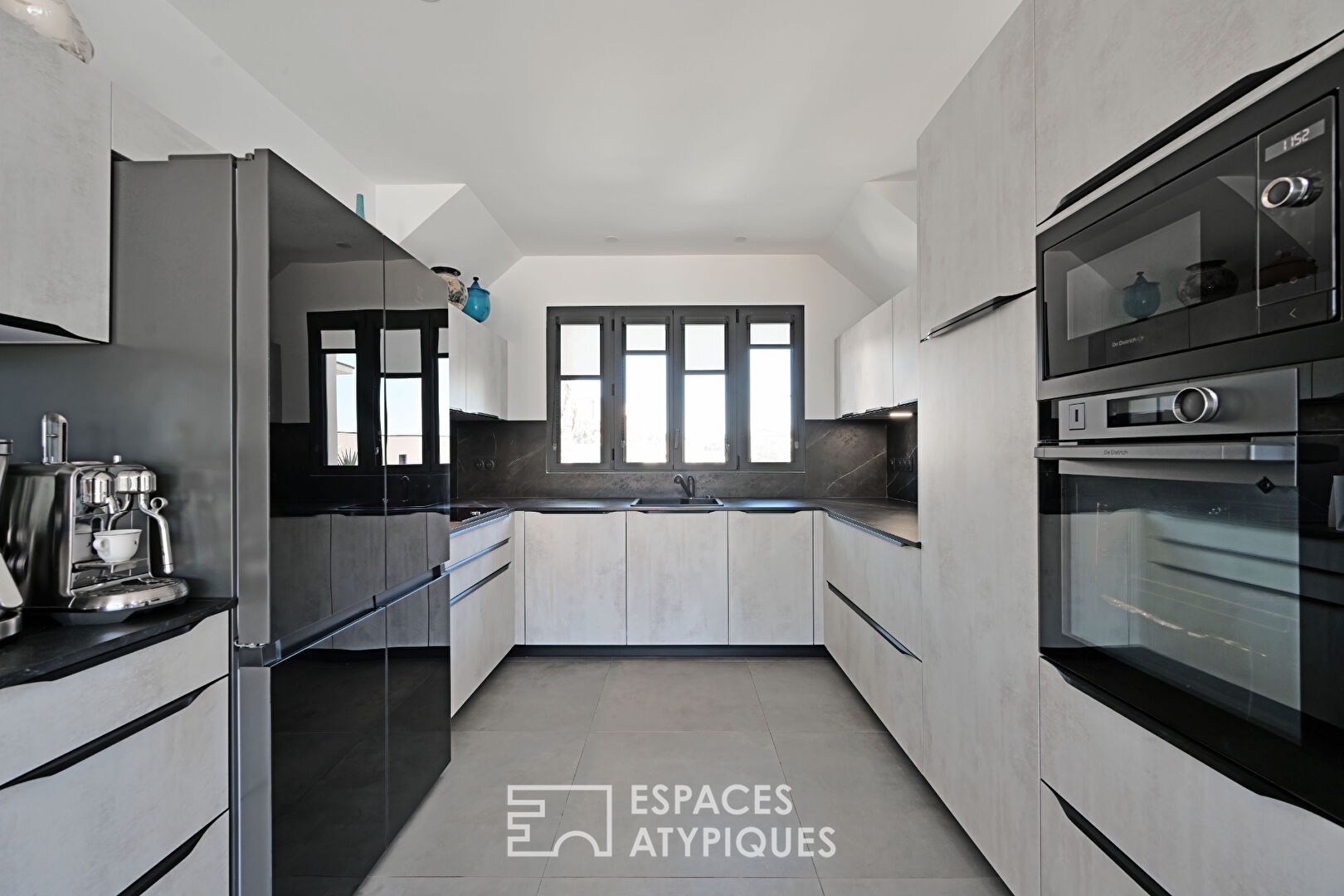 Villa contemporaine raffinée avec vue, piscine et jardin