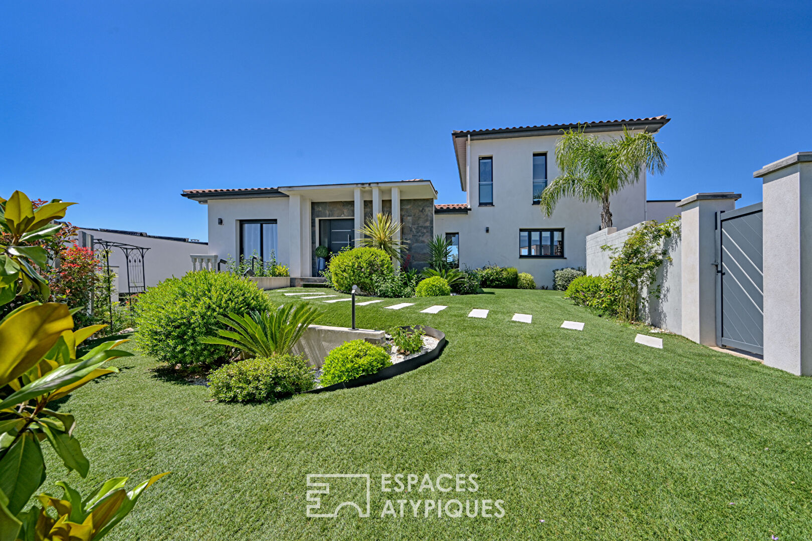 Villa contemporaine raffinée avec vue, piscine et jardin
