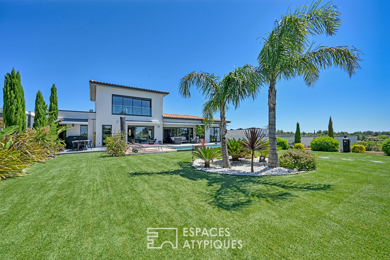 Villa contemporaine raffinée avec vue, piscine et jardin