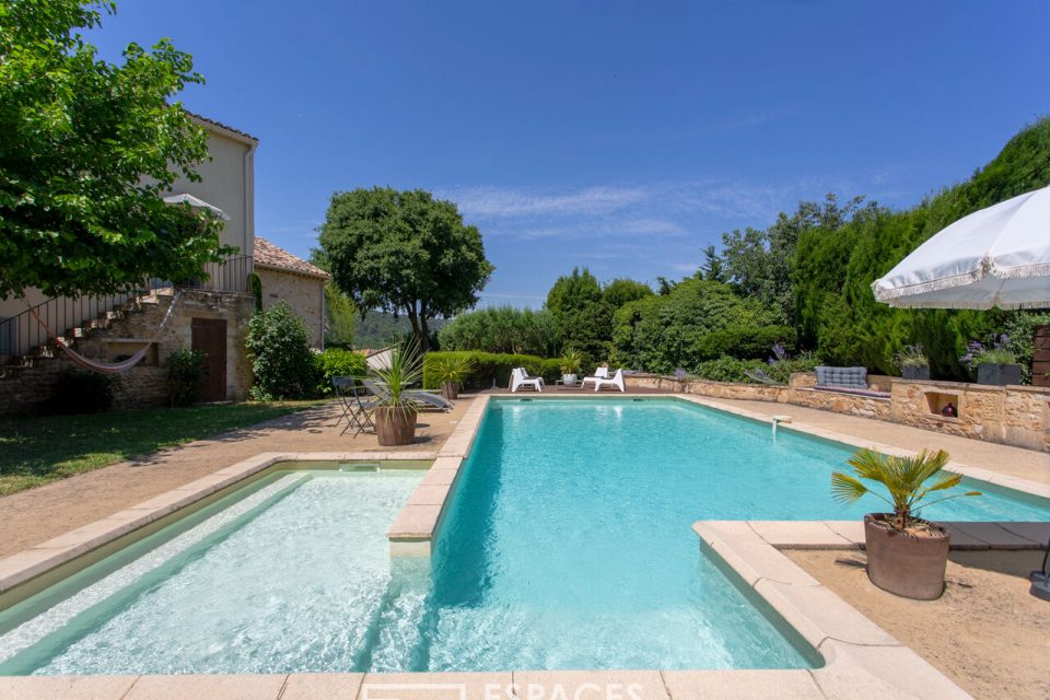 Superbe vue pour ce mas rénové avec piscine, proche d'Uzès et d'Avignon