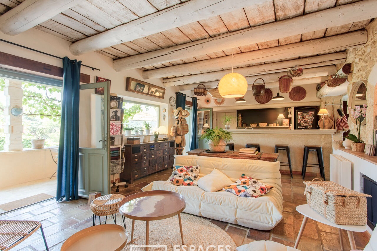 Superbe vue pour ce mas rénové avec piscine, proche d’Uzès et d’Avignon