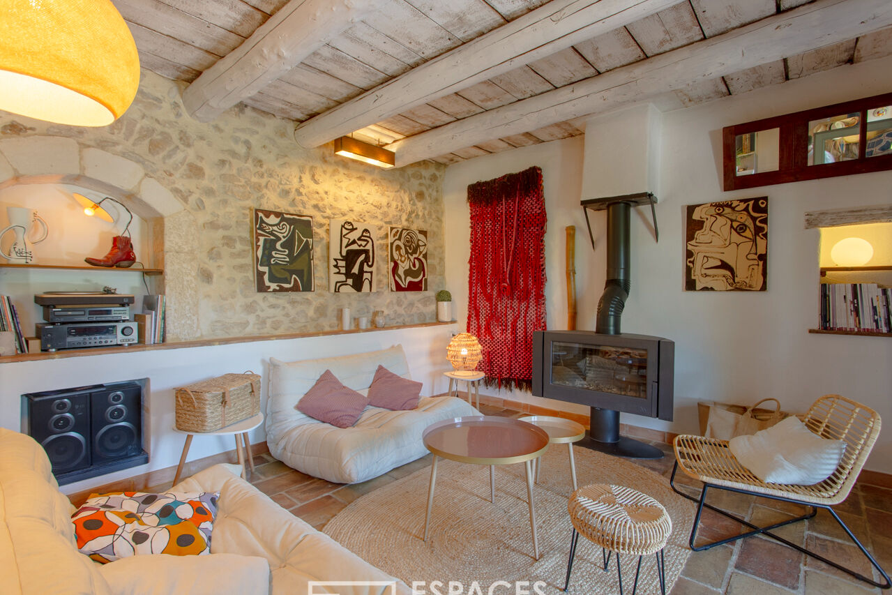 Superbe vue pour ce mas rénové avec piscine, proche d’Uzès et d’Avignon