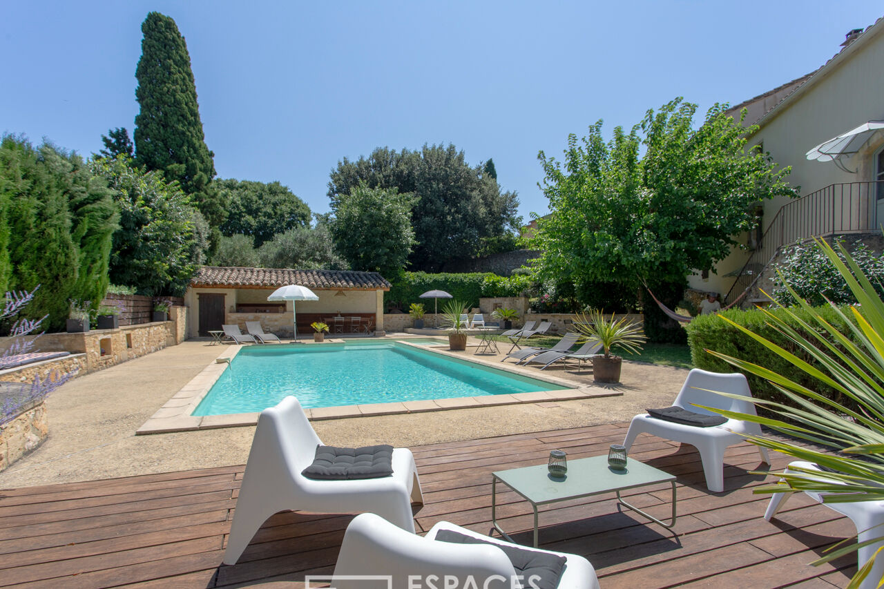 Superbe vue pour ce mas rénové avec piscine, proche d’Uzès et d’Avignon