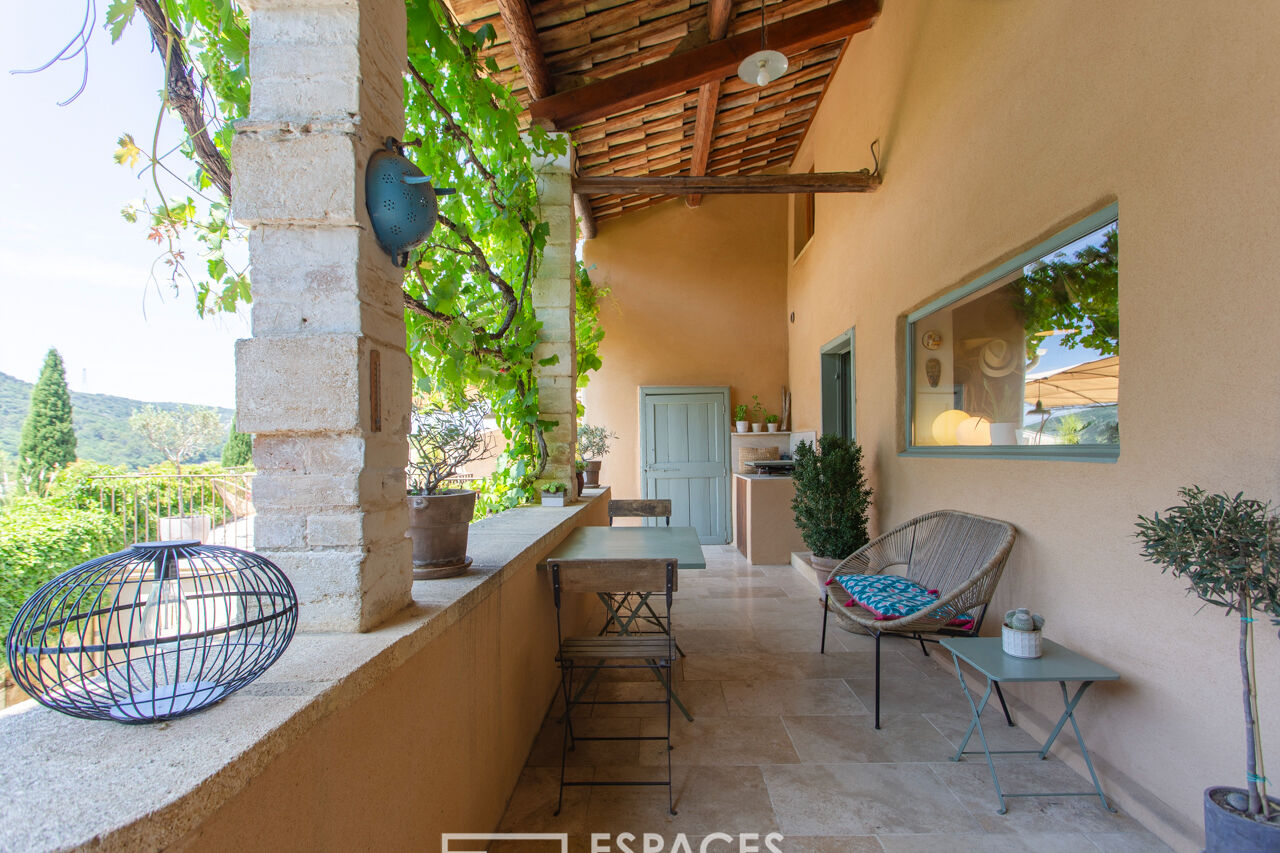 Superbe vue pour ce mas rénové avec piscine, proche d’Uzès et d’Avignon