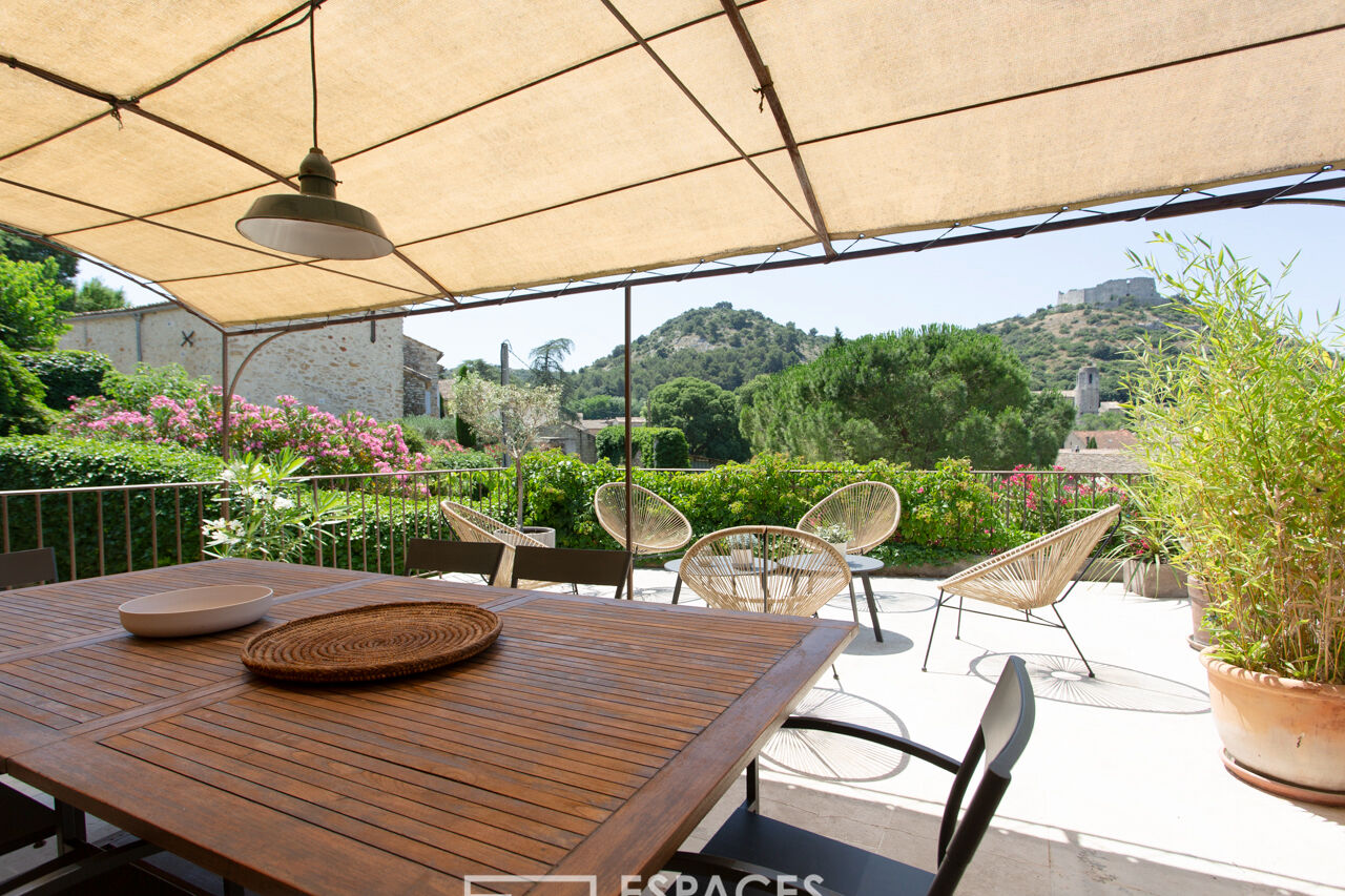 Superbe vue pour ce mas rénové avec piscine, proche d’Uzès et d’Avignon