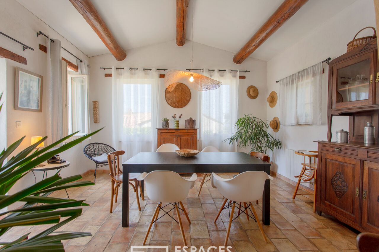 Superbe vue pour ce mas rénové avec piscine, proche d’Uzès et d’Avignon