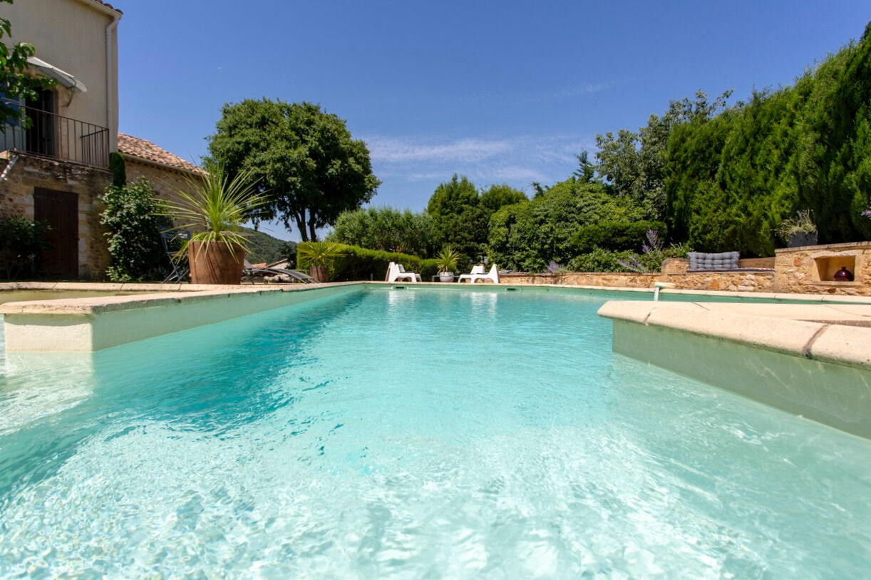 Superbe vue pour ce mas rénové avec piscine, proche d’Uzès et d’Avignon