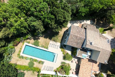 Écrin de sérénité entre Uzès et Avignon : villa d’exception repensée avec élégance
