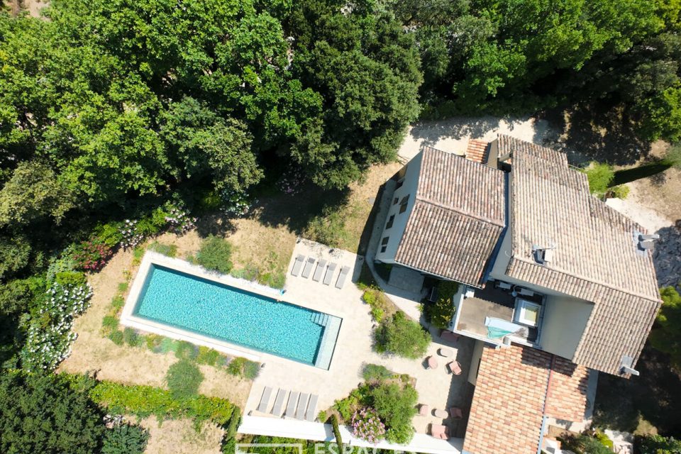 Écrin de sérénité entre Uzès et Avignon : une villa d'exception repensée avec élégance