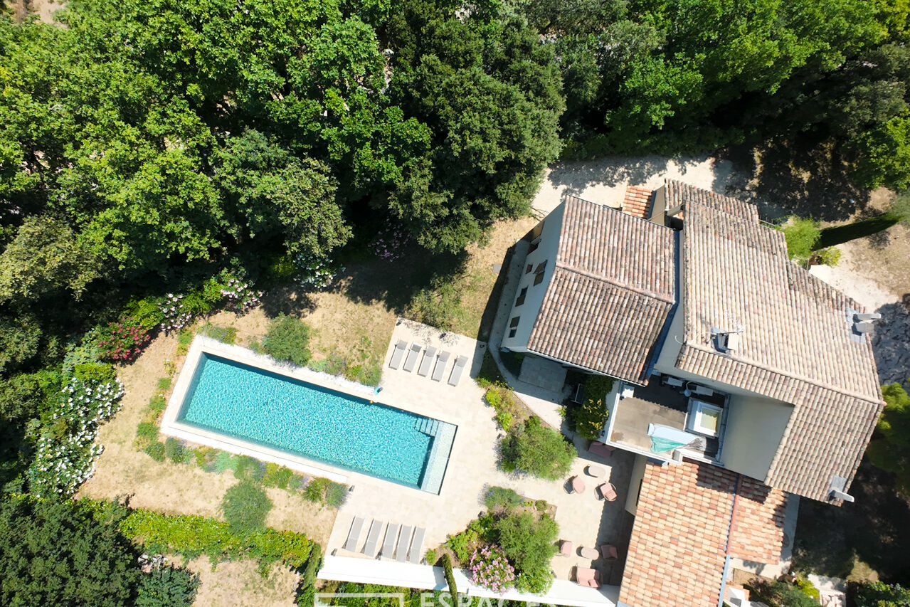 Écrin de sérénité entre Uzès et Avignon : villa d’exception repensée avec élégance