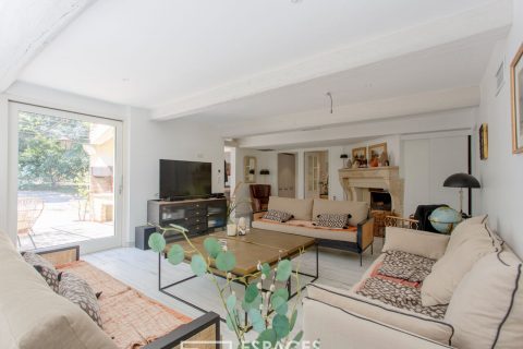 Écrin de sérénité entre Uzès et Avignon : villa d’exception repensée avec élégance