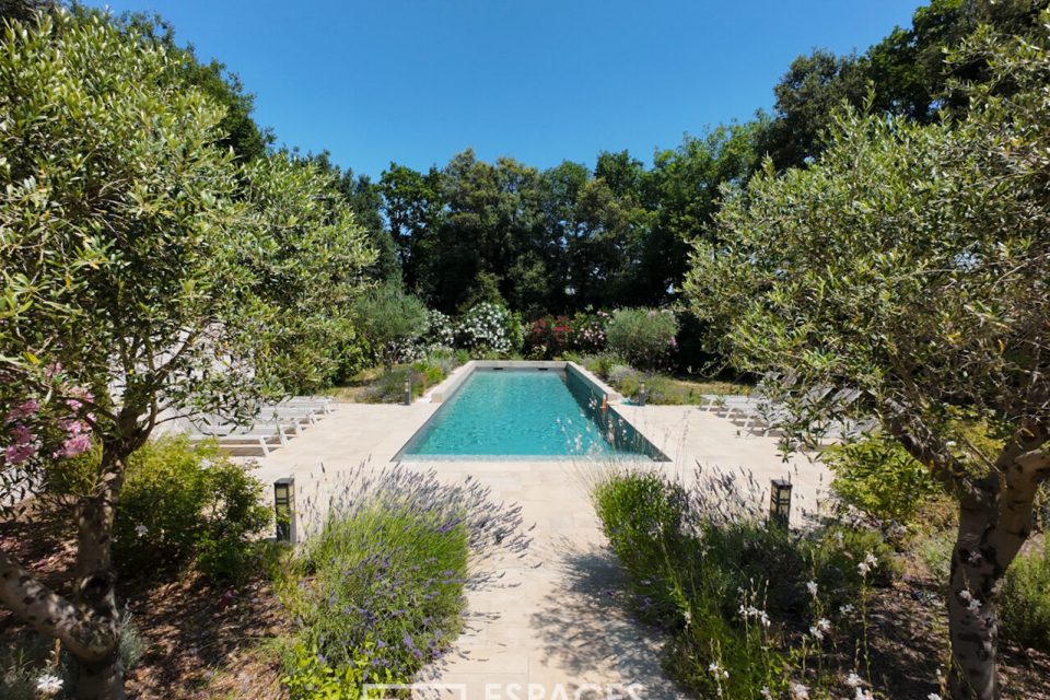 Écrin de sérénité entre Uzès et Avignon : une villa d'exception repensée avec élégance