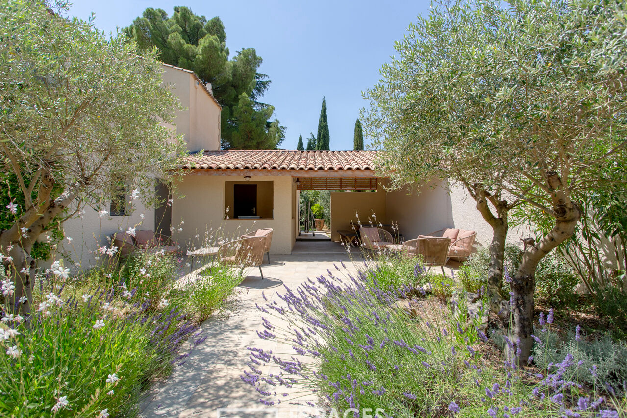 Écrin de sérénité entre Uzès et Avignon : villa d’exception repensée avec élégance