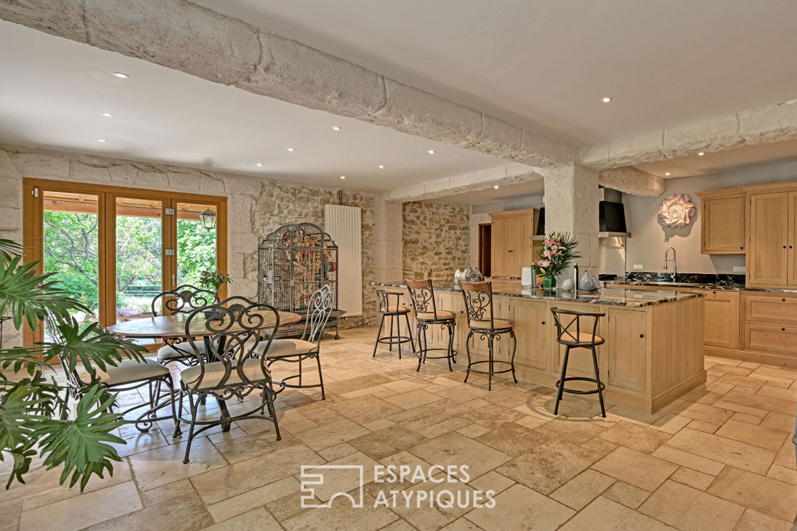 Mas de Caractère rénové sur domaine privé de 3,9 hc