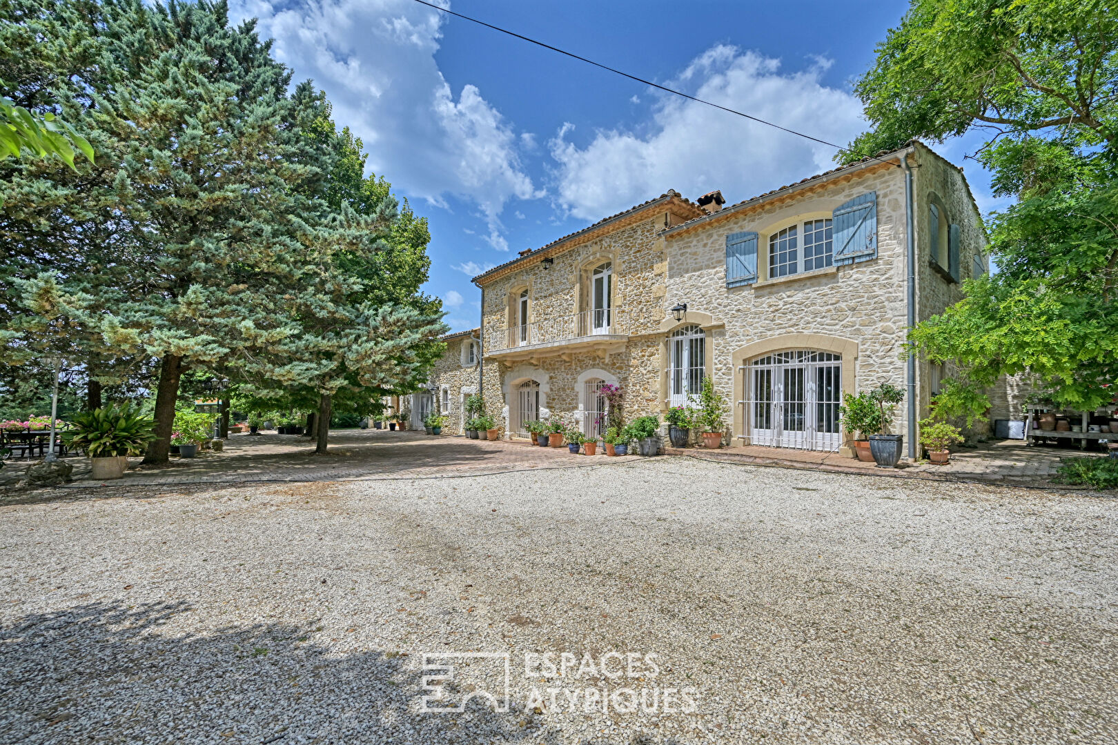 Mas de Caractère rénové sur domaine privé de 3,9 hc