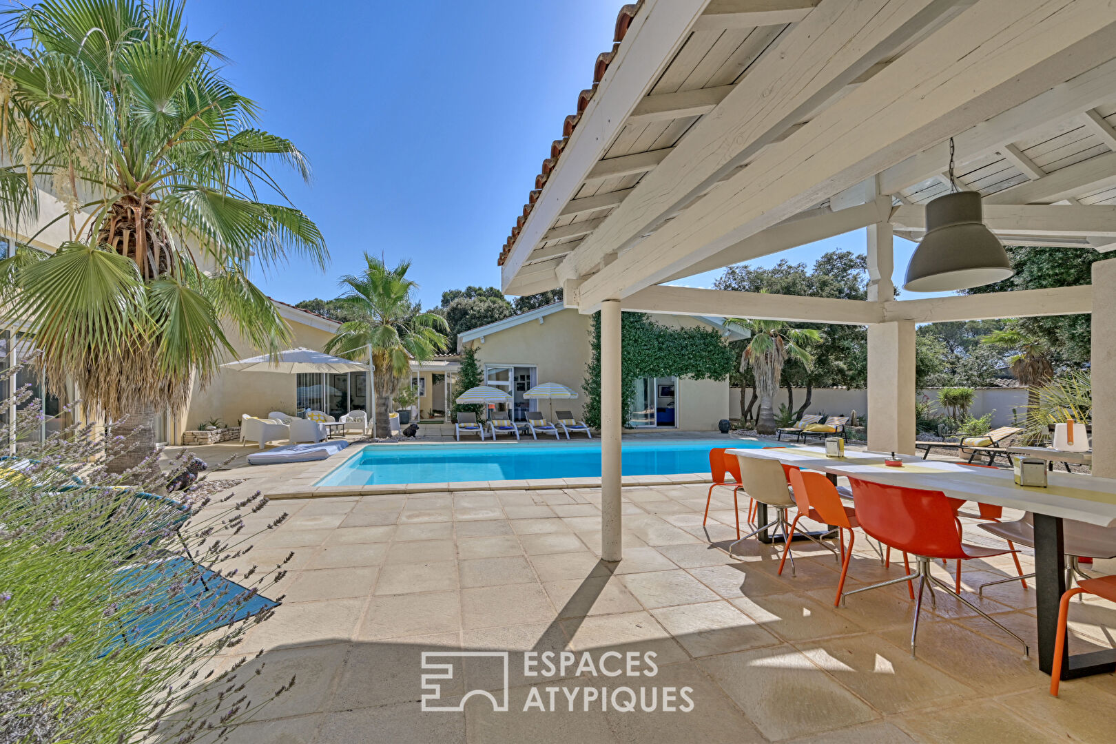 Architect-designed loft-style villa near Uzès