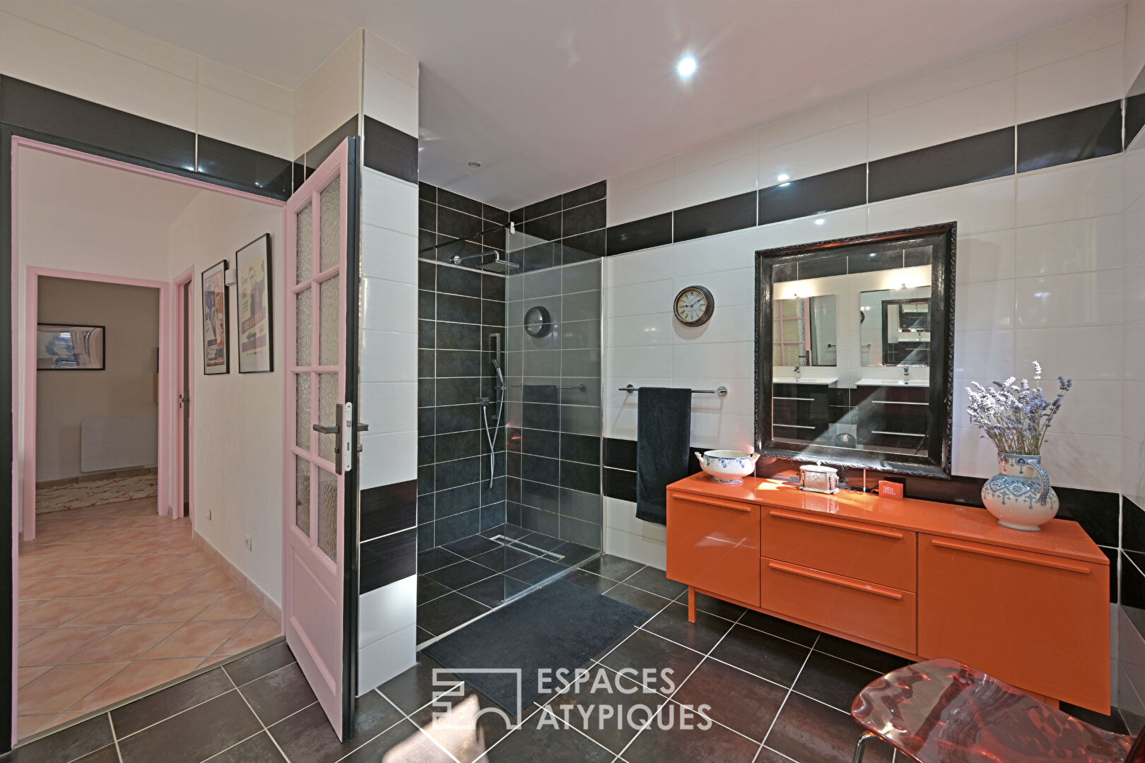 Architect-designed loft-style villa near Uzès