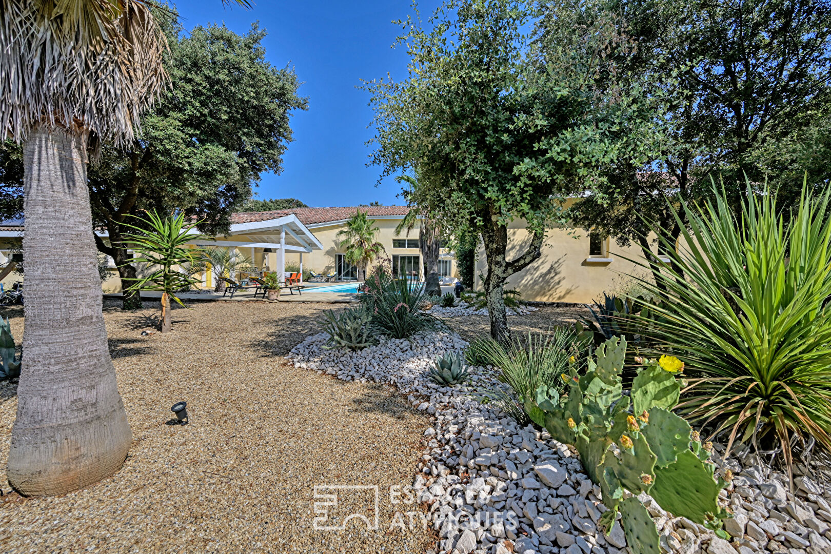 Architect-designed loft-style villa near Uzès