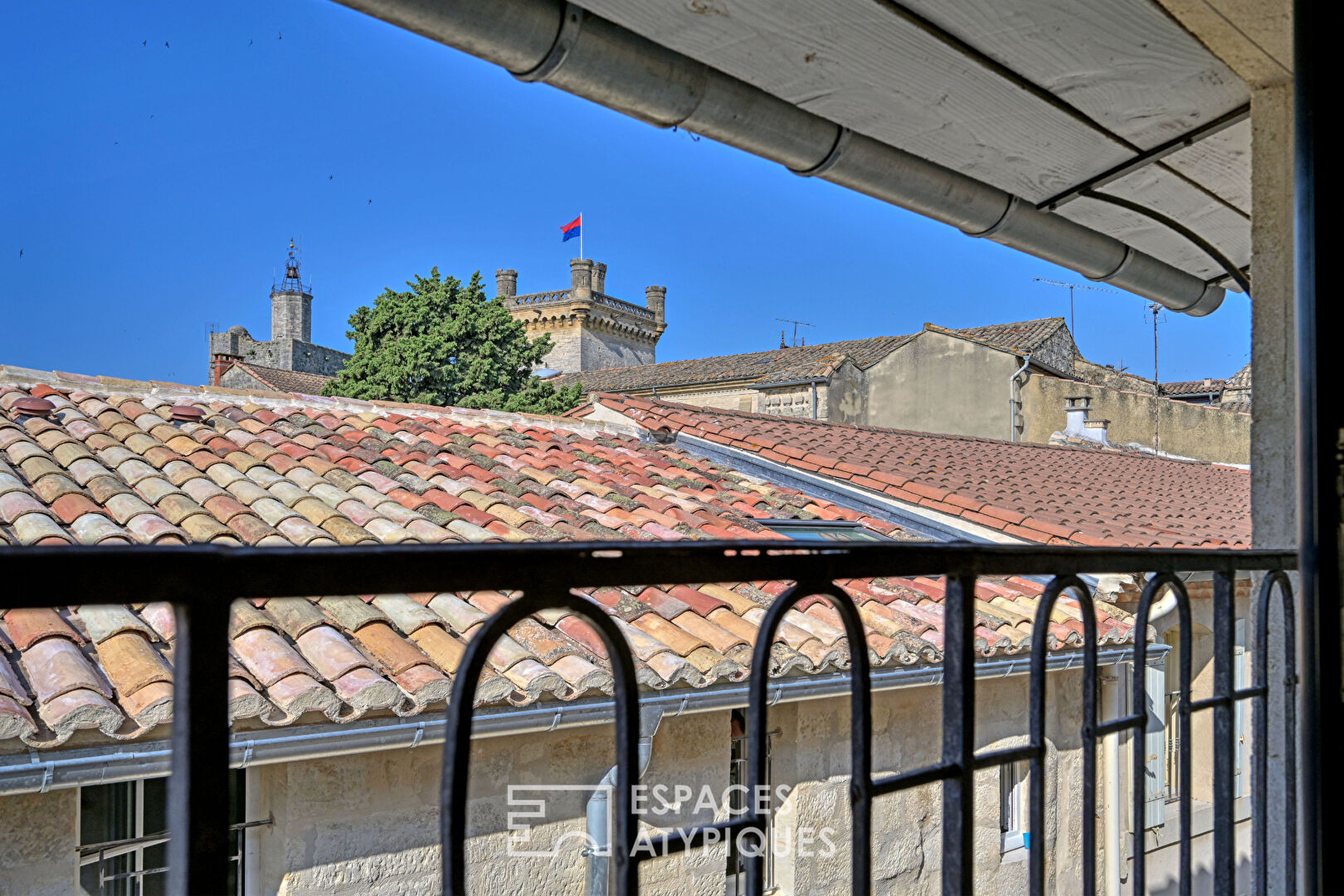 Under the roofs of Uzès, a house with unusual charm.