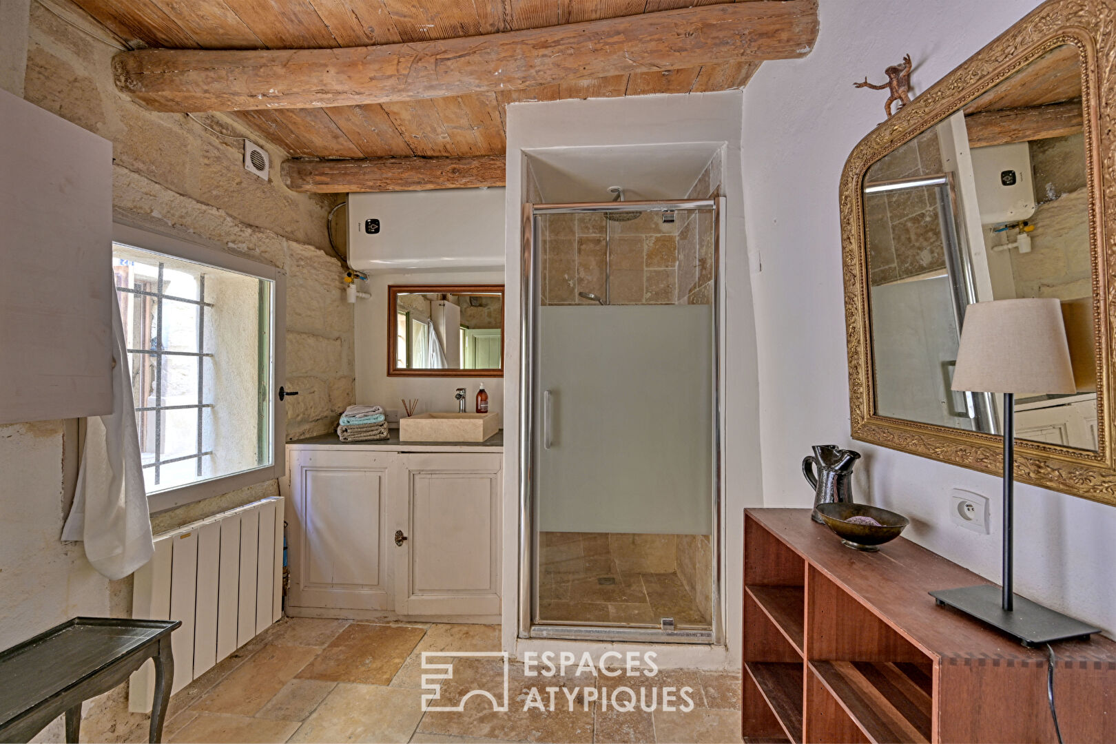 Under the roofs of Uzès, a house with unusual charm.