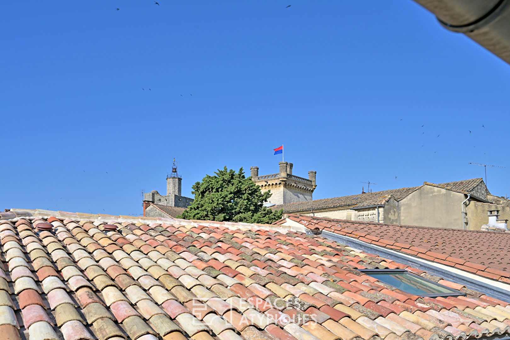 Under the roofs of Uzès, a house with unusual charm.