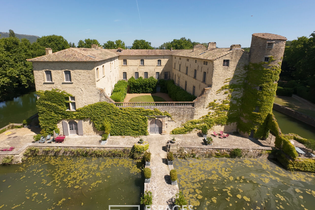 Apartment in a 12th century castle with swimming pool