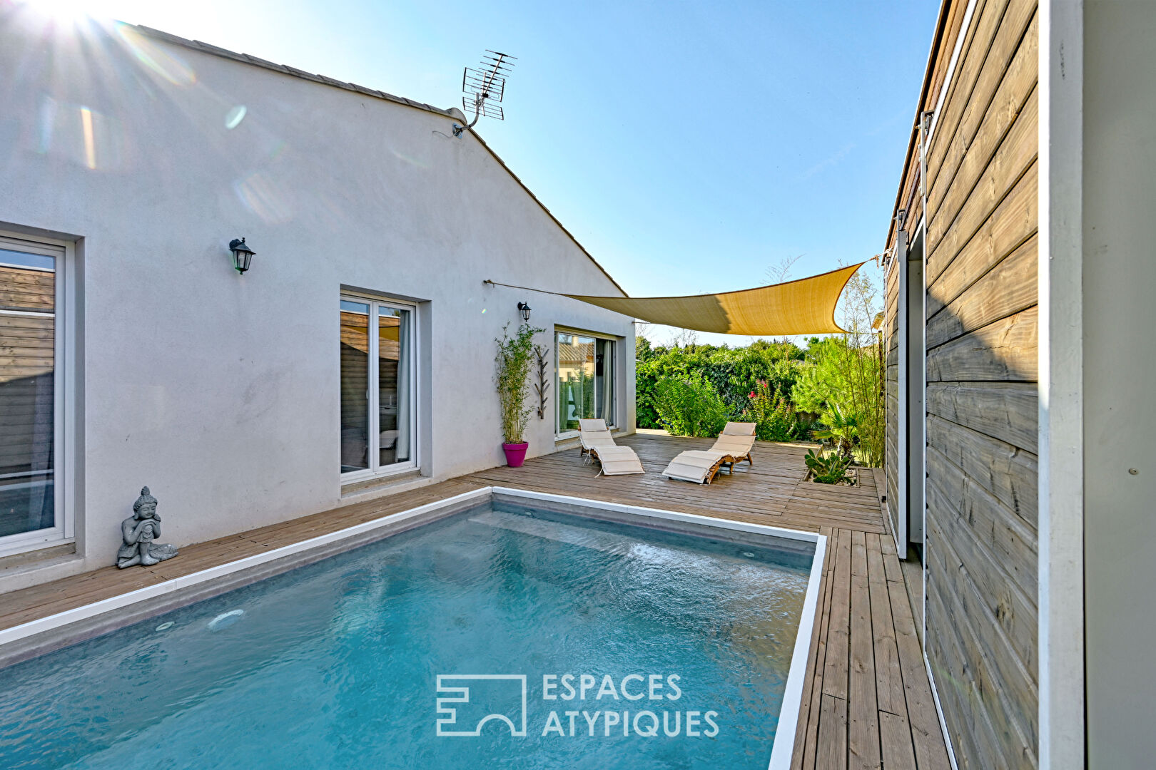 Contemporary house and its wooden extension