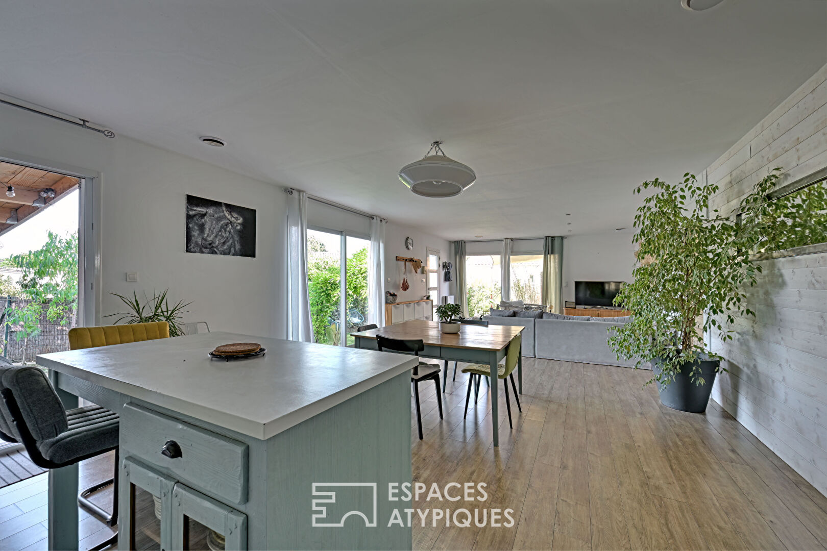 Contemporary house and its wooden extension